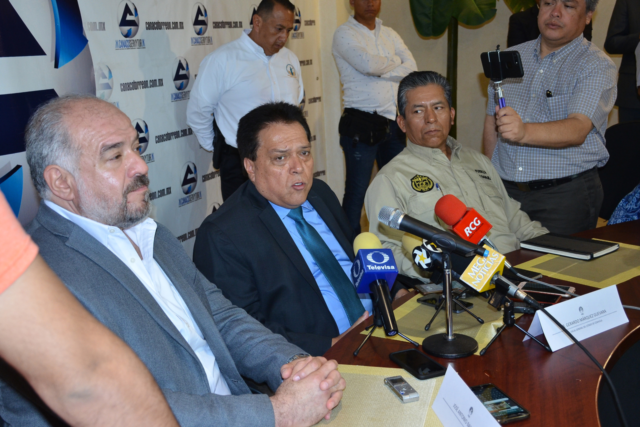 Informe. El Fiscal, Gerardo Márquez (cen) y el coordinador Regional de Seguridad, Adelaido Flores (der) se reunieron con IP. (FERNANDO COMPEÁN)