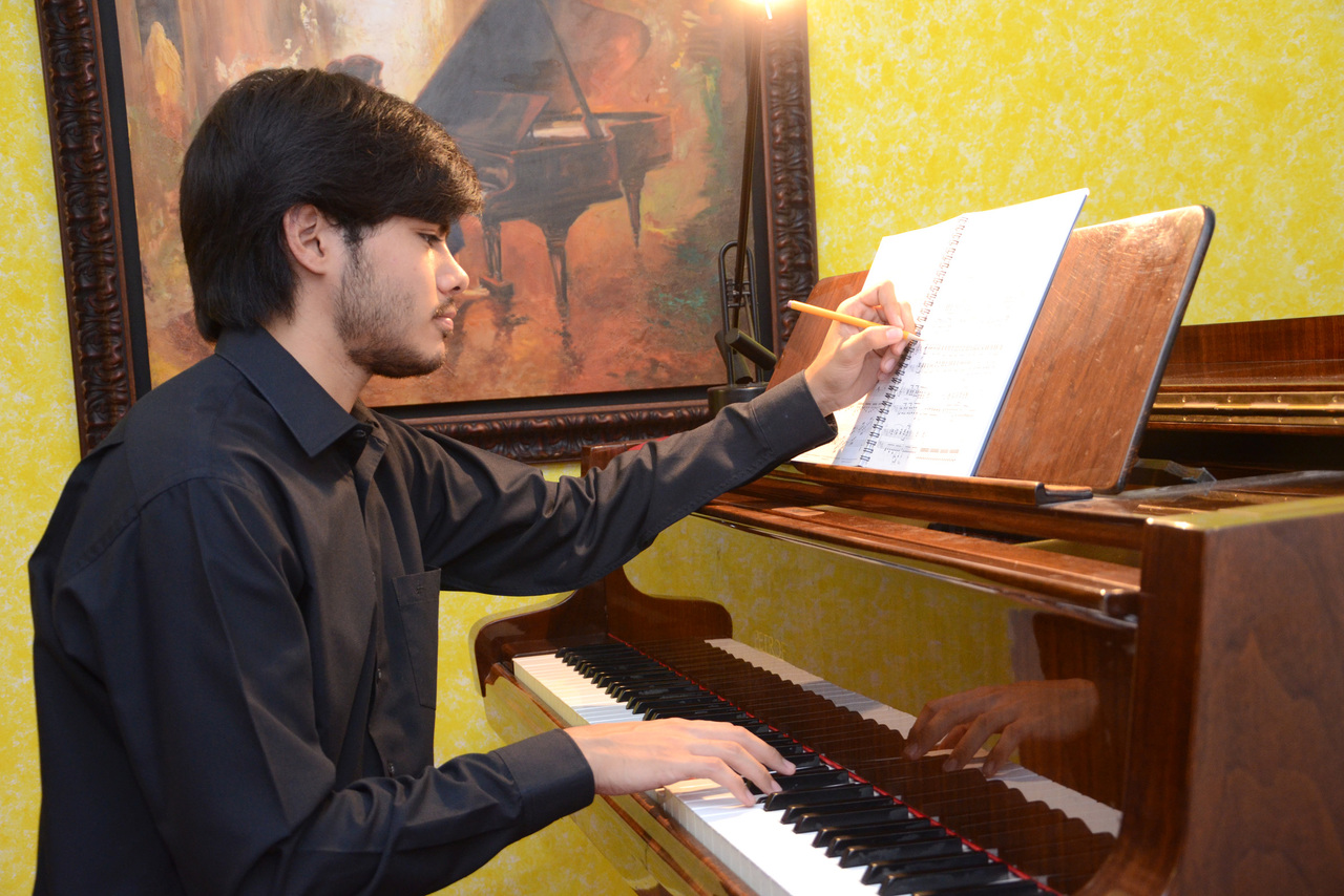 En casa. El joven pianista lagunero Ricardo Acosta dará un recital de piano esta noche en el teatro Isauro Martínez.