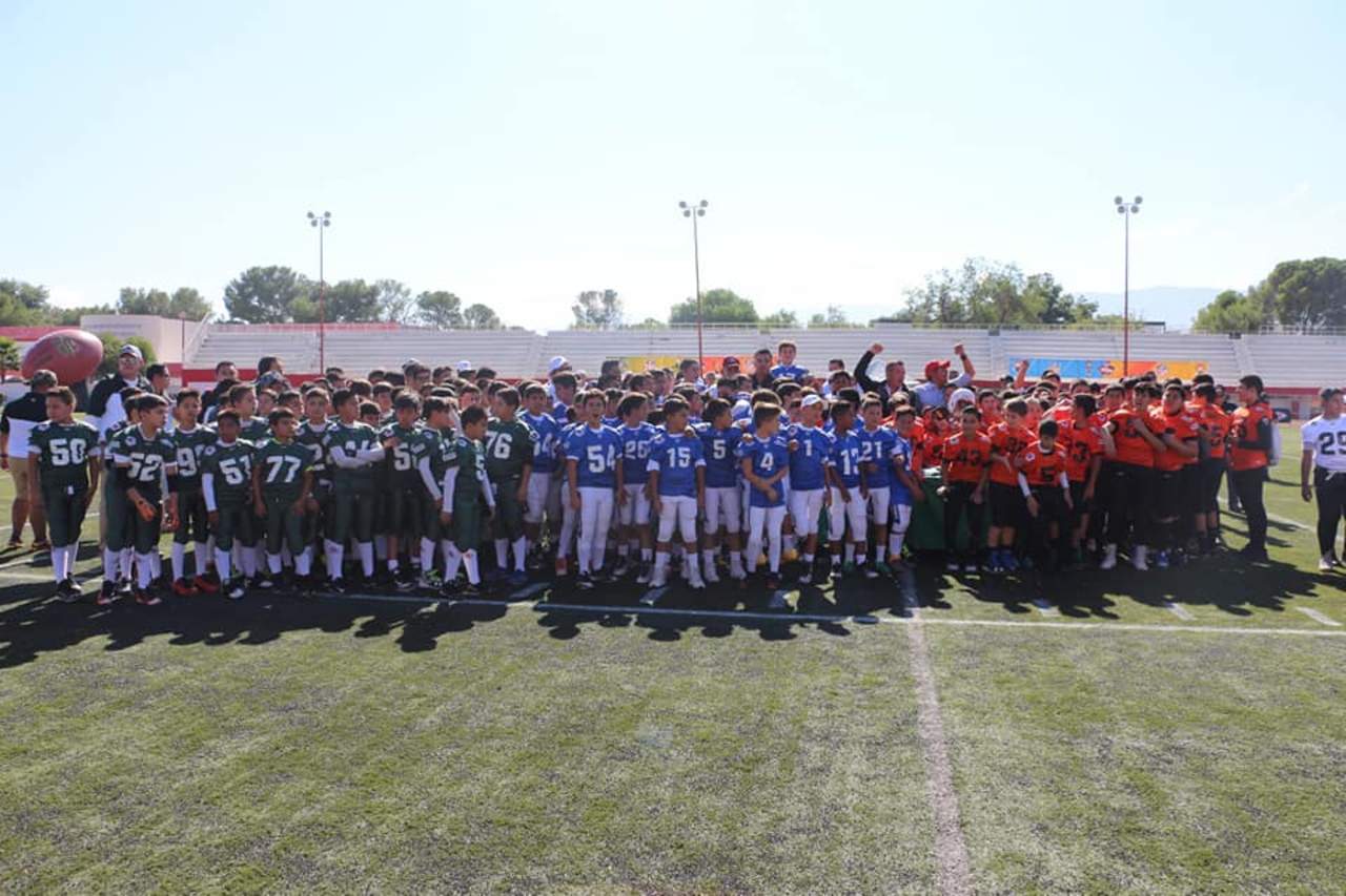Durante la ceremonia inaugural en el Estadio Olímpico de Saltillo, todo fue fiesta entre los equipos participantes en el Tazón Coahuila. (Inedec)