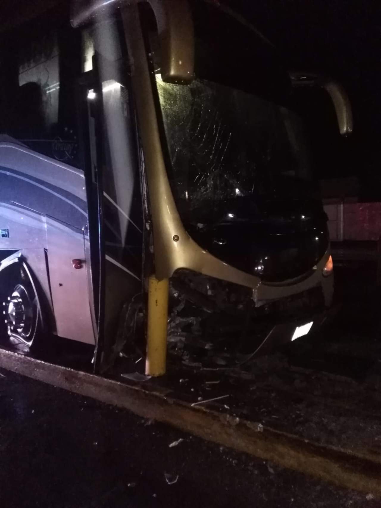 El percance, según contó el cantante, ocurrió en la carretera federal número 57, que conecta a Allende con Piedras Negras. (EL SIGLO DE TORREÓN)