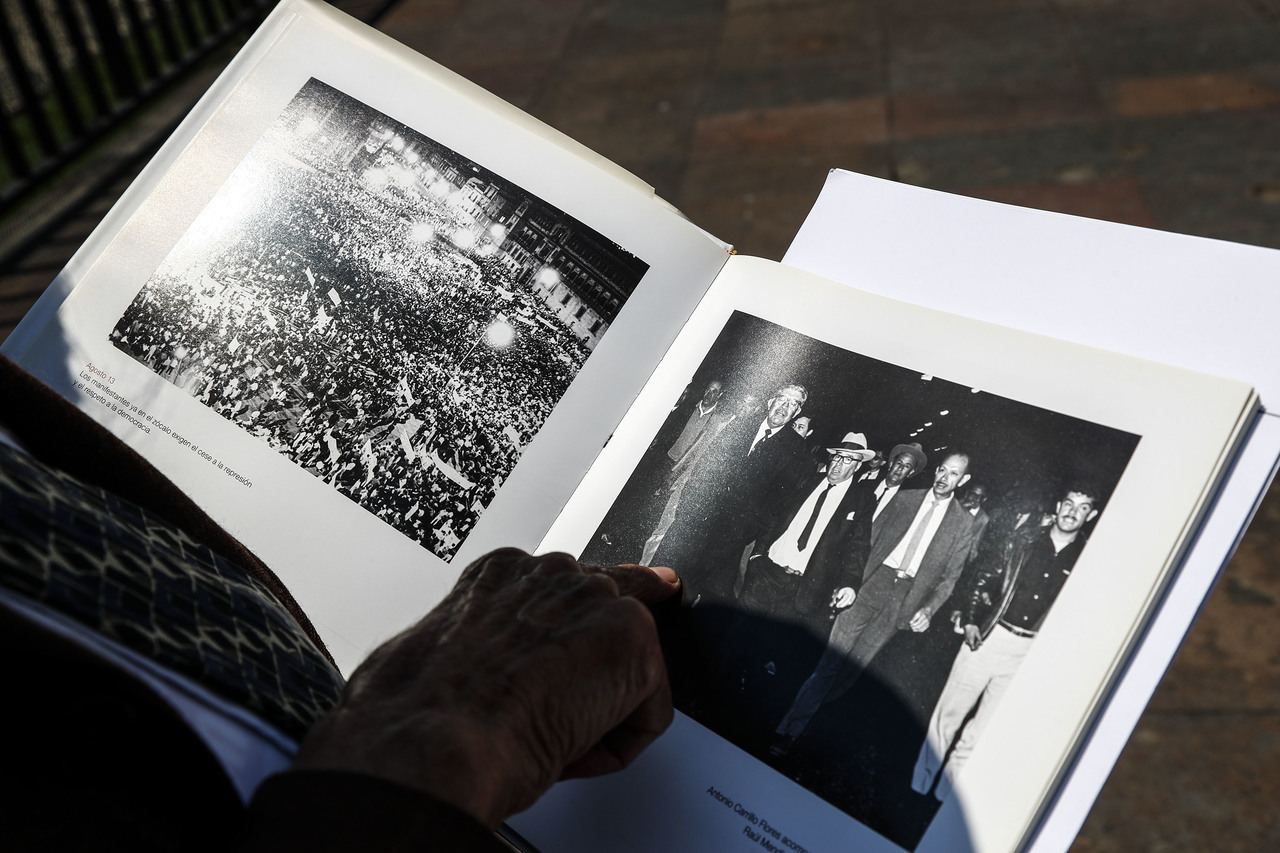 Elaborado en 2008, al conmemorarse 40 años del movimiento estudiantil de 1968, este compendio de imágenes es también un homenaje a los reporteros gráficos de El Gran Diario de México, quienes capturaron con sus lentes escenas de este movimiento social, el cual cumple 50 años en 2018. (EL UNIVERSAL)