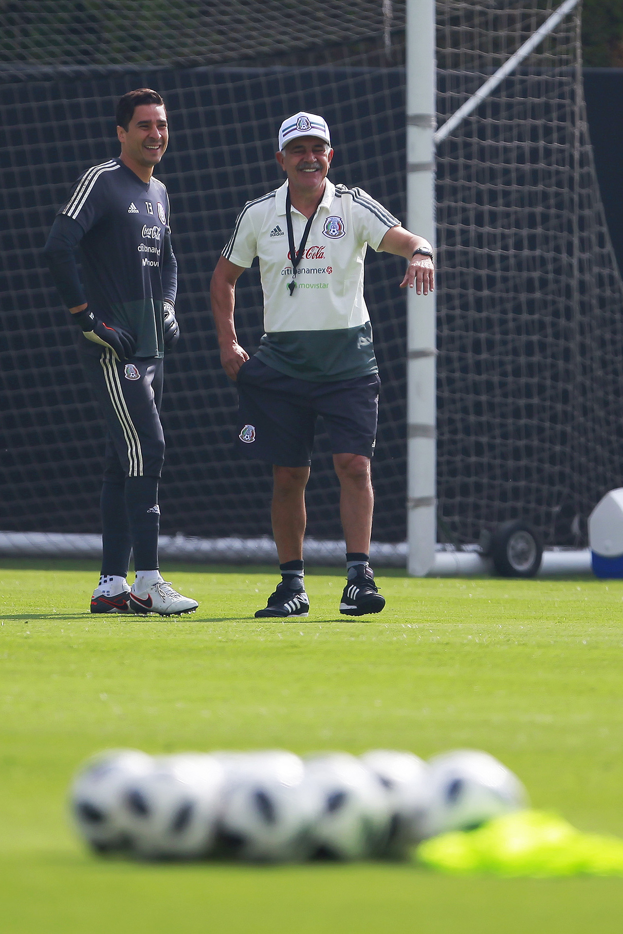 Guillermo Ochoa (i) y Ricardo Ferretti, director técnico, durante el entrenamiento de la Selección Mexicana previo a los partidos amistosos de fecha FIFA, en el Centro de Alto Rendimiento de la Femexfut.