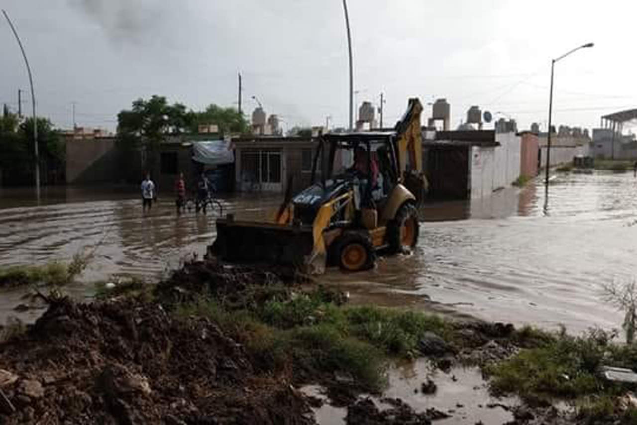En la colonia San Carlos, del municipio de Lerdo, el Sapal mandó máquinas de trascabo para desaguar el área. (EL SIGLO DE TORREÓN)