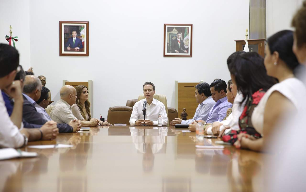 Manuel Velasco despacha desde las primeras horas de este miércoles como gobernador sustituto en Chiapas, por lo que sostuvo una reunión con su gabinete. (TWITTER)
