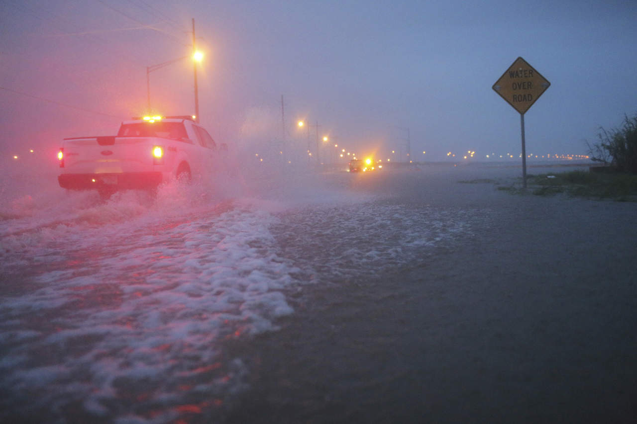Las escuelas se cerraron y se declararon los estados de emergencia, ya que las zonas costeras fueron azotadas con fuertes lluvias, vientos y mareas de tormenta. (AP)