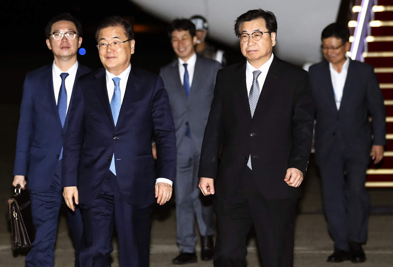 La delegación entregó a Kim una carta personal del presidente Moon e intercambiaron opiniones sobre el compromiso del líder norcoreano de establecer la paz en la península. (AP)