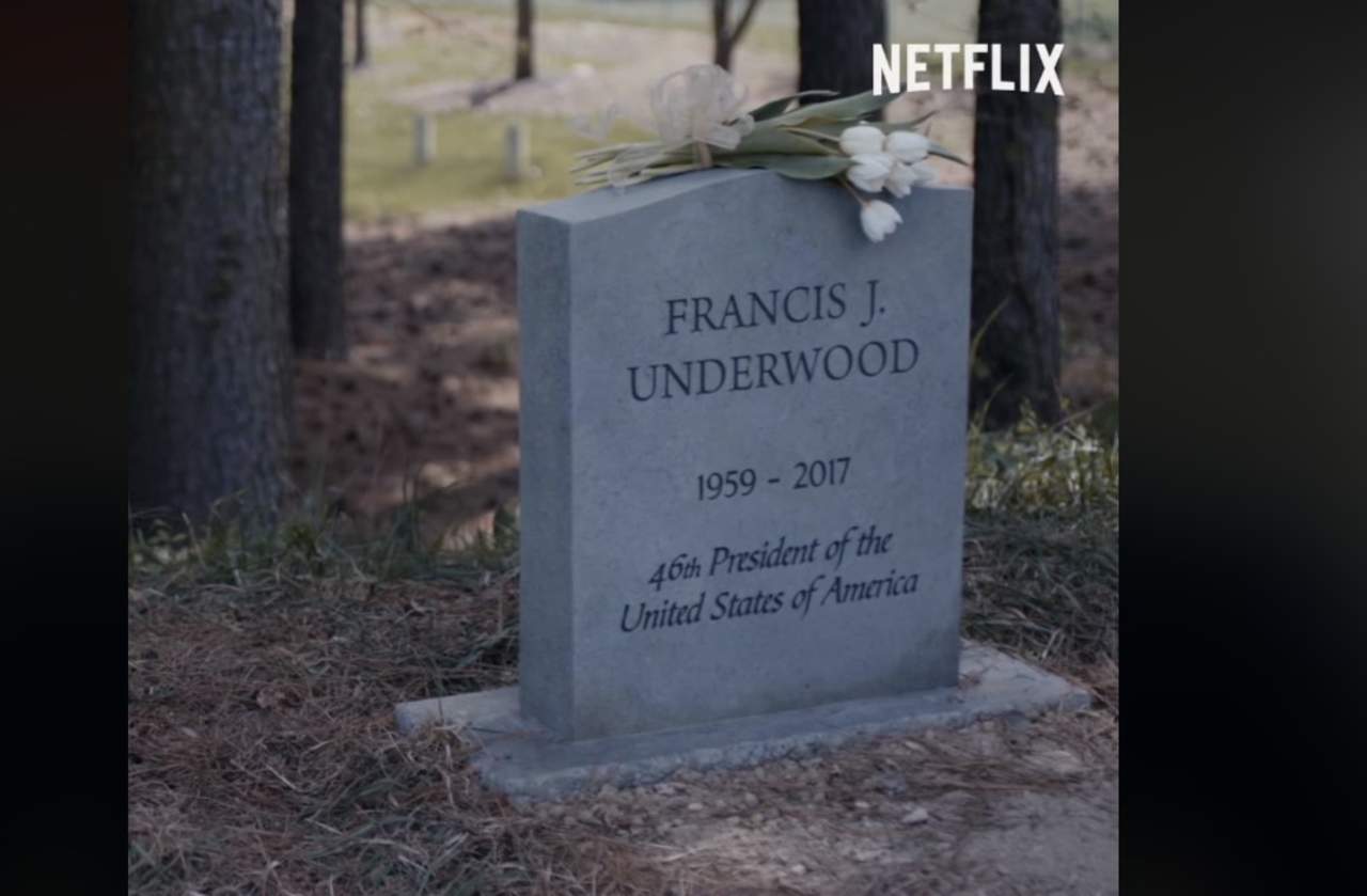 En una escena montada en un panteón, se muestra a “Claire Underwood” despidiéndose de “Frank” frente a su tumba. 
