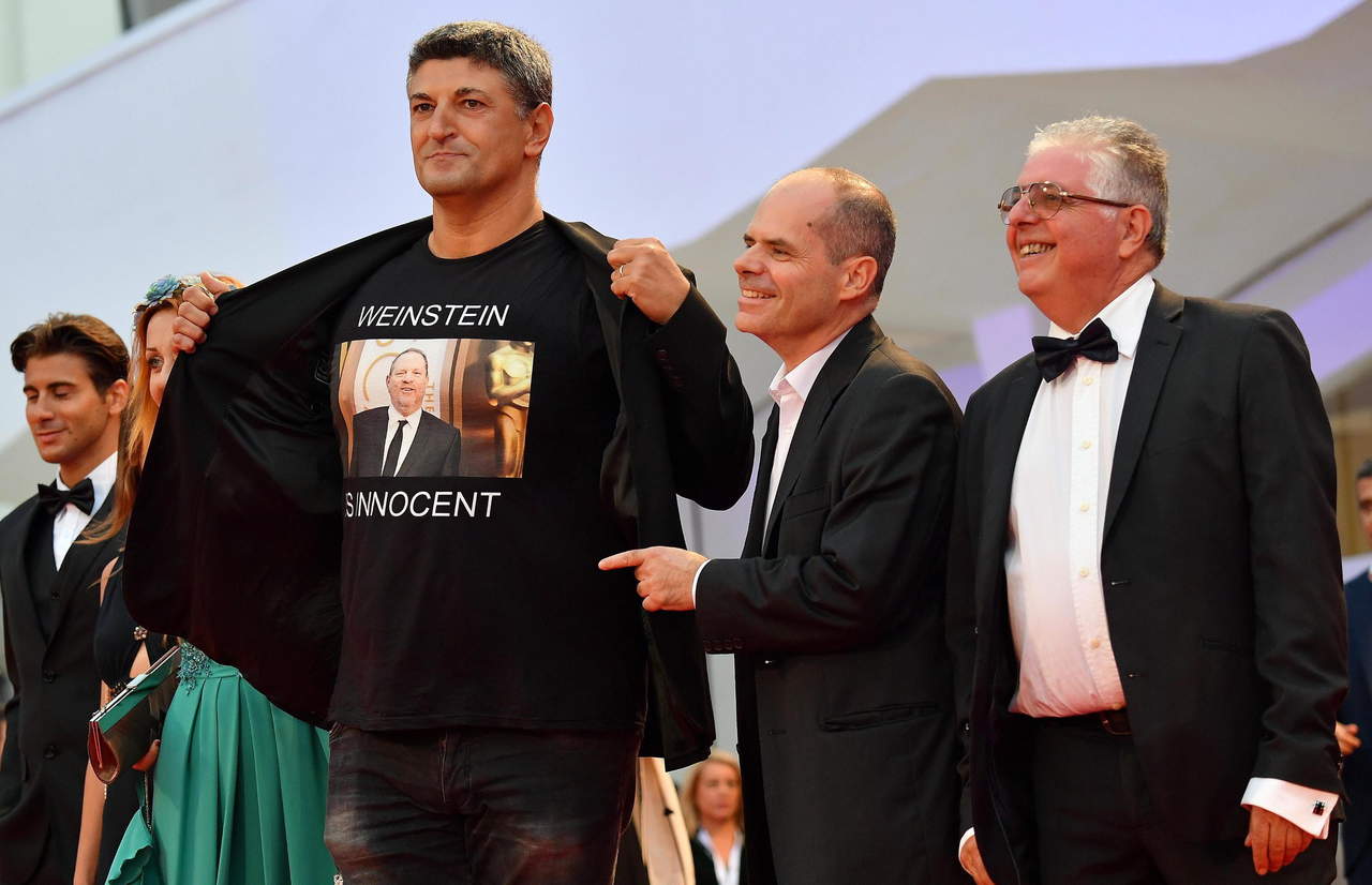 Luciano mostró su camiseta con una foto del productor que enfrenta las acusaciones de abuso sexual de más de 70 mujeres. (ARCHIVO)