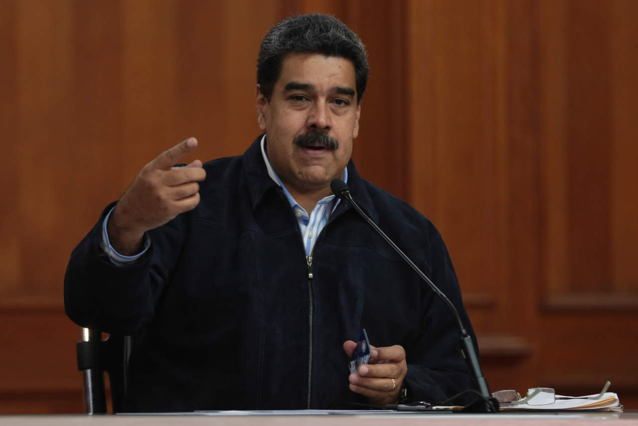 En un encuentro en el presidencial Palacio de Miraflores con empresarios, Maduro advirtió que Venezuela no se arrodillará al FMI y volvió a contrastar su plan con el programa de ajuste del presidente argentino Mauricio Macri, que incluyó la eliminación de varios ministerios. (ARCHIVO)