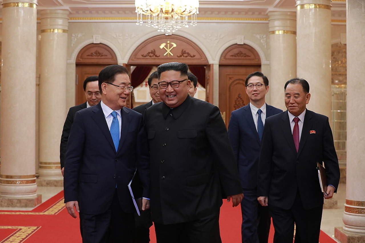 Los líderes de las dos Coreas preacordaron celebrar una nueva reunión en Pyonyang en otoño para seguir reforzando lazos y trabajar en la desnuclearización de la península, tal y como quedó estipulado en su primera cumbre del pasado abril. (EFE)