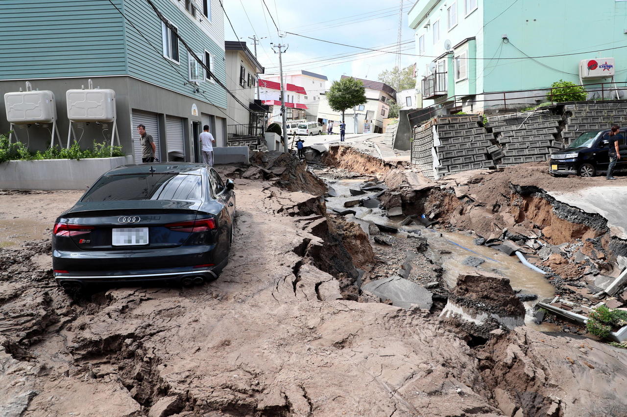 Golpeados. Tres millones de viviendas se quedaron sin suministro eléctrico en Hokkaido a raíz del sismo. (EFE)