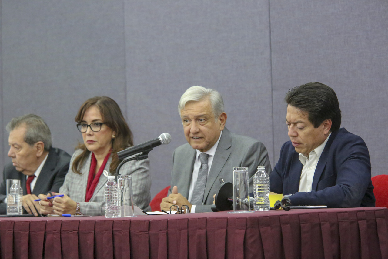 Ajuste. Ayer el presidente electo, Andrés Manuel López Obrador, les 'leyó la cartilla' a los legisladores de Morena. (NOTIMEX)