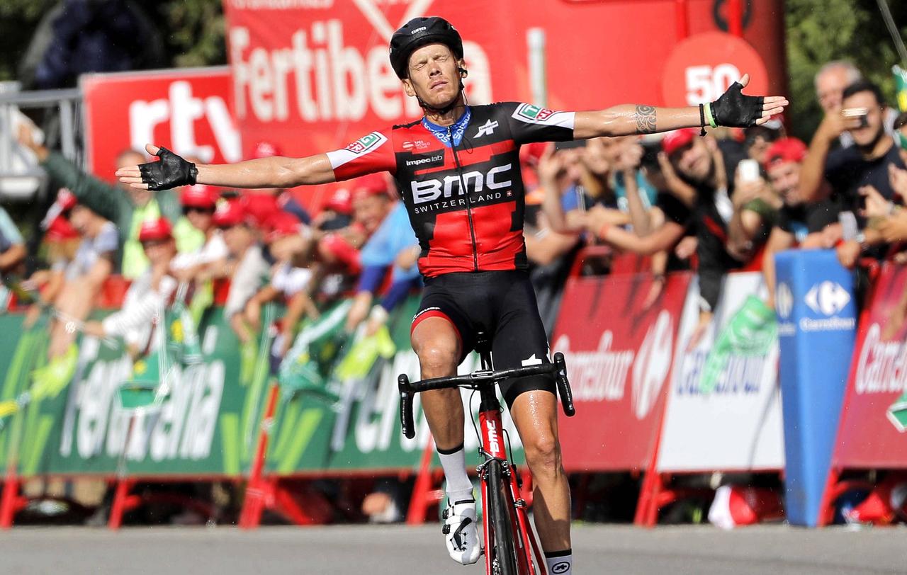Alessandro De Marchi celebra luego de cruzar la meta en primer lugar en la etapa más larga de la Vuelta a España.