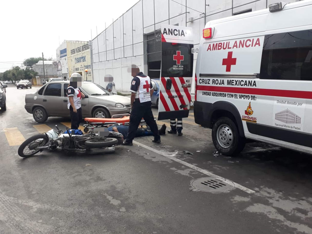 Paramédicos de la Cruz Roja arribaron al lugar para atender al chofer de la moto, mismo que presentaba golpes en distintas partes del cuerpo. (EL SIGLO DE TORREÓN)