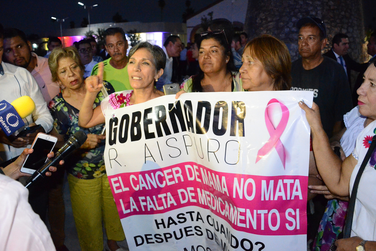 Demandas. Las mujeres pidieron que se les dé el tratamiento que necesitan para el cáncer de mama. (EL SIGLO DE TORREÓN)