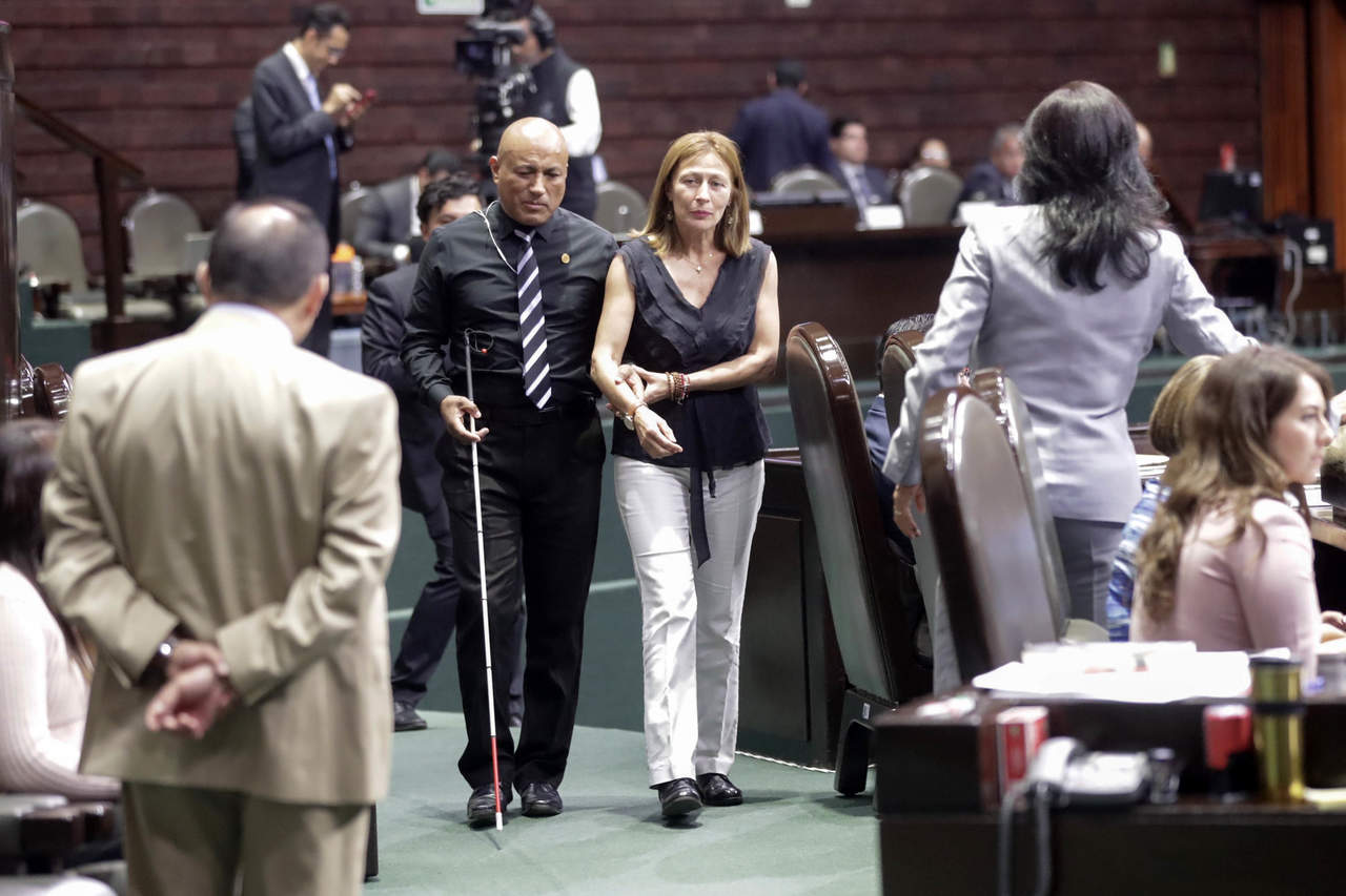 Histórico. Acompañado por Tatiana Clouthier, Hugo Ruiz subió a la tribuna y celebró ser el primer diputado invidente. (EL UNIVERSAL)