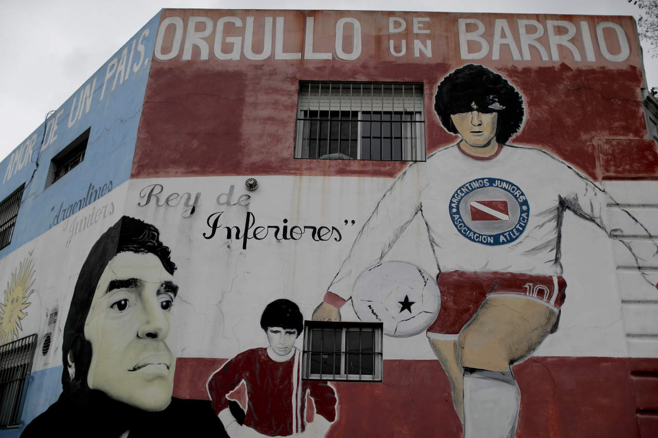 Un muro con el rostro de Maradona en el estadio de Argentinos Juniors, en Buenos Aires, Argentina. (AP)