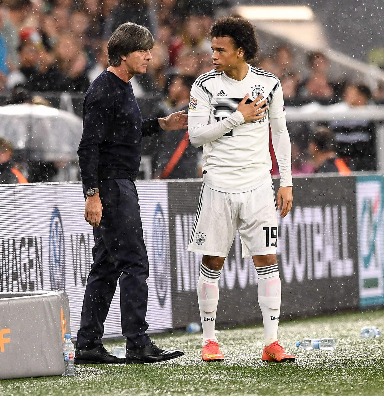 De acuerdo a un comunicado de la Federación Alemana de Futbol, el juvenil futbolista tuvo una charla con Joachim Low antes de partir.