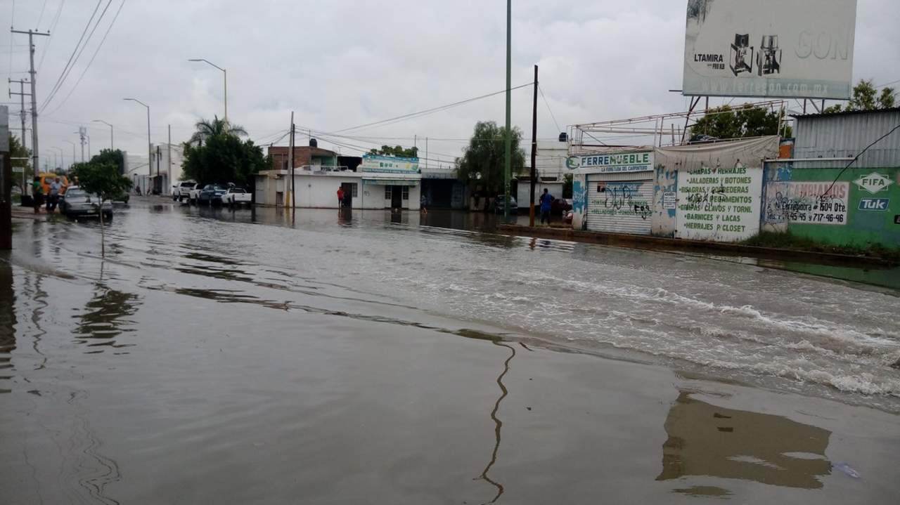 El agua de lluvia superó el medio metro al interior de su vivienda, en la colonia Provitec en Torreón, así como en gran parte de sus calles. (GUADALUPE MIRANDA)