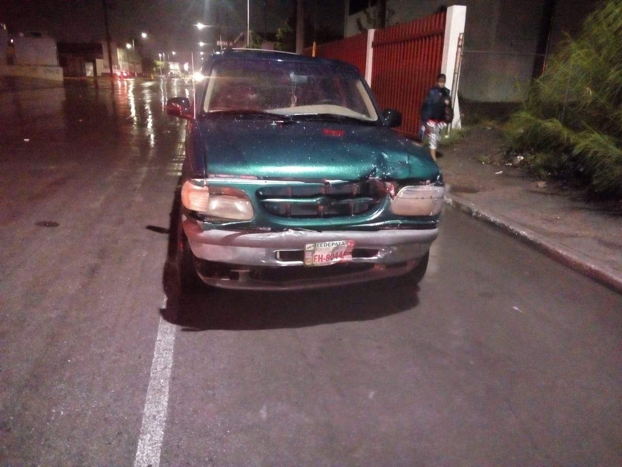 Al llegar a la calle Cádiz se impactó contra una patrulla Toyota modelo 2017 que se encontraba estacionada en medio de la calle para evitar el paso de los vehículos. (EL SIGLO DE TORREÓN)