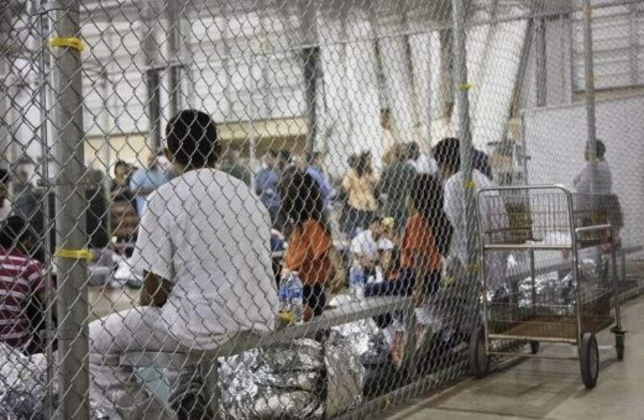 Debido a la política de 'tolerancia cero' contra la inmigración ilegal, un total de 2,654 menores indocumentados fueron separados de sus padres que llegaron a la frontera con México para pedir asilo en EU. (ARCHIVO)