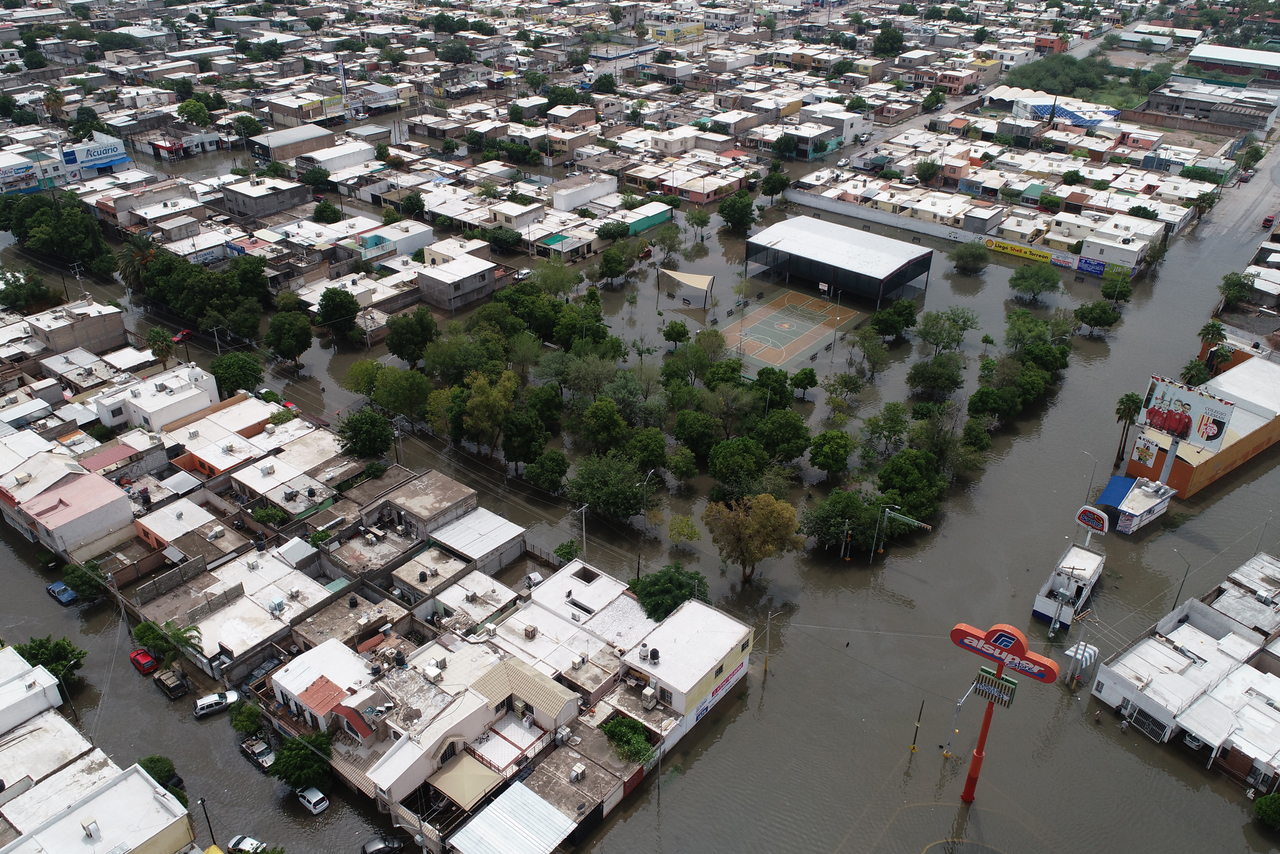 Afectación. El agua superó hasta el medio metro de altura al interior de las viviendas en la colonia Provitec en Torreón. (VERÓNICA RIVERA) 