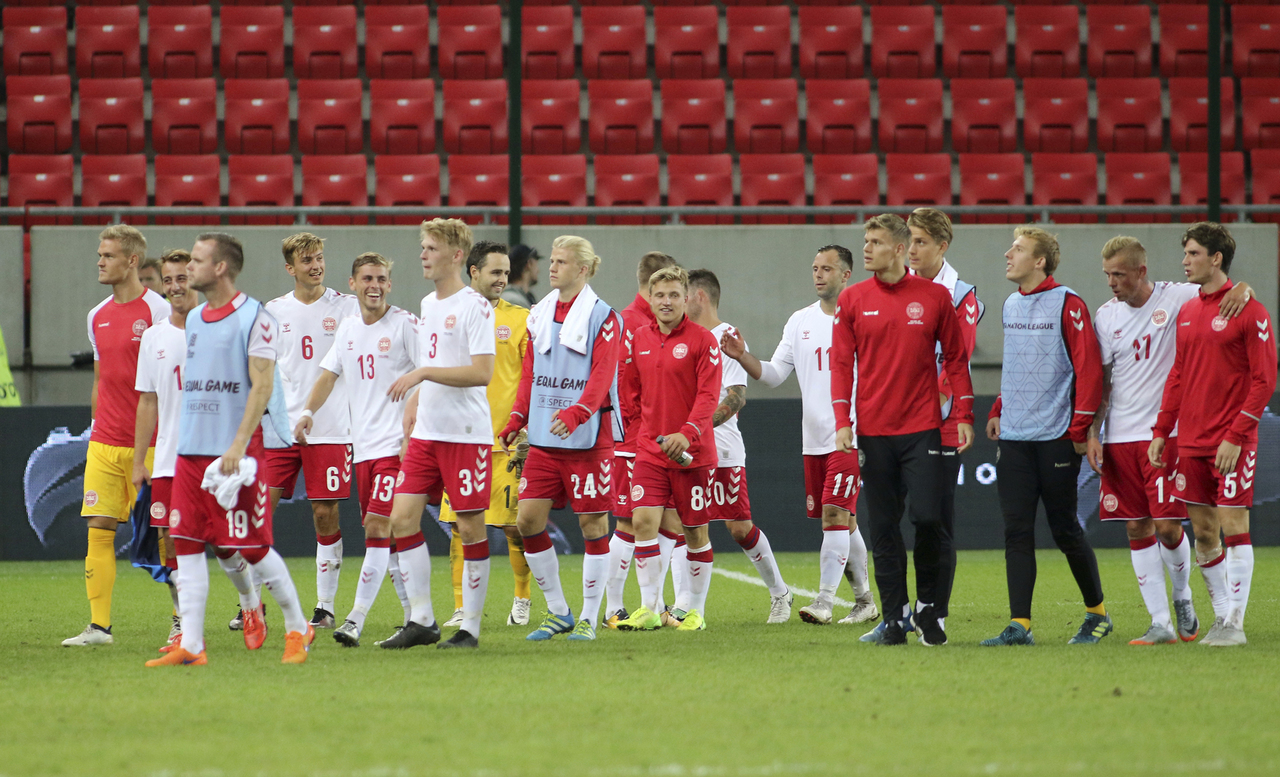 Jugadores de la selección de Dinamarca se retiran de la cancha tras la derrota en un partido amistoso ante Eslovaquia, en Trnava.