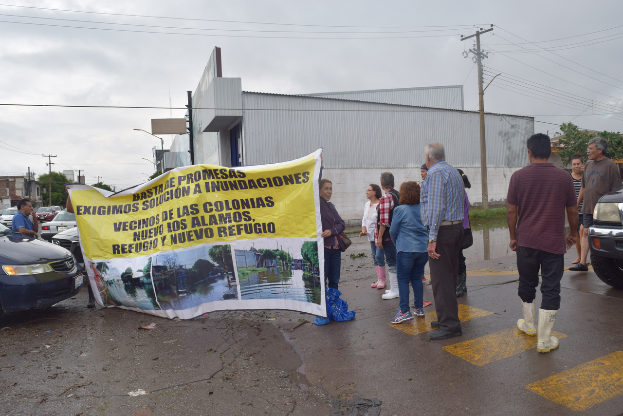 Bloqueo. Vecinos del sector norte cerraron la avenida Madero para exigir una solución. (EL SIGLO DE TORREÓN)