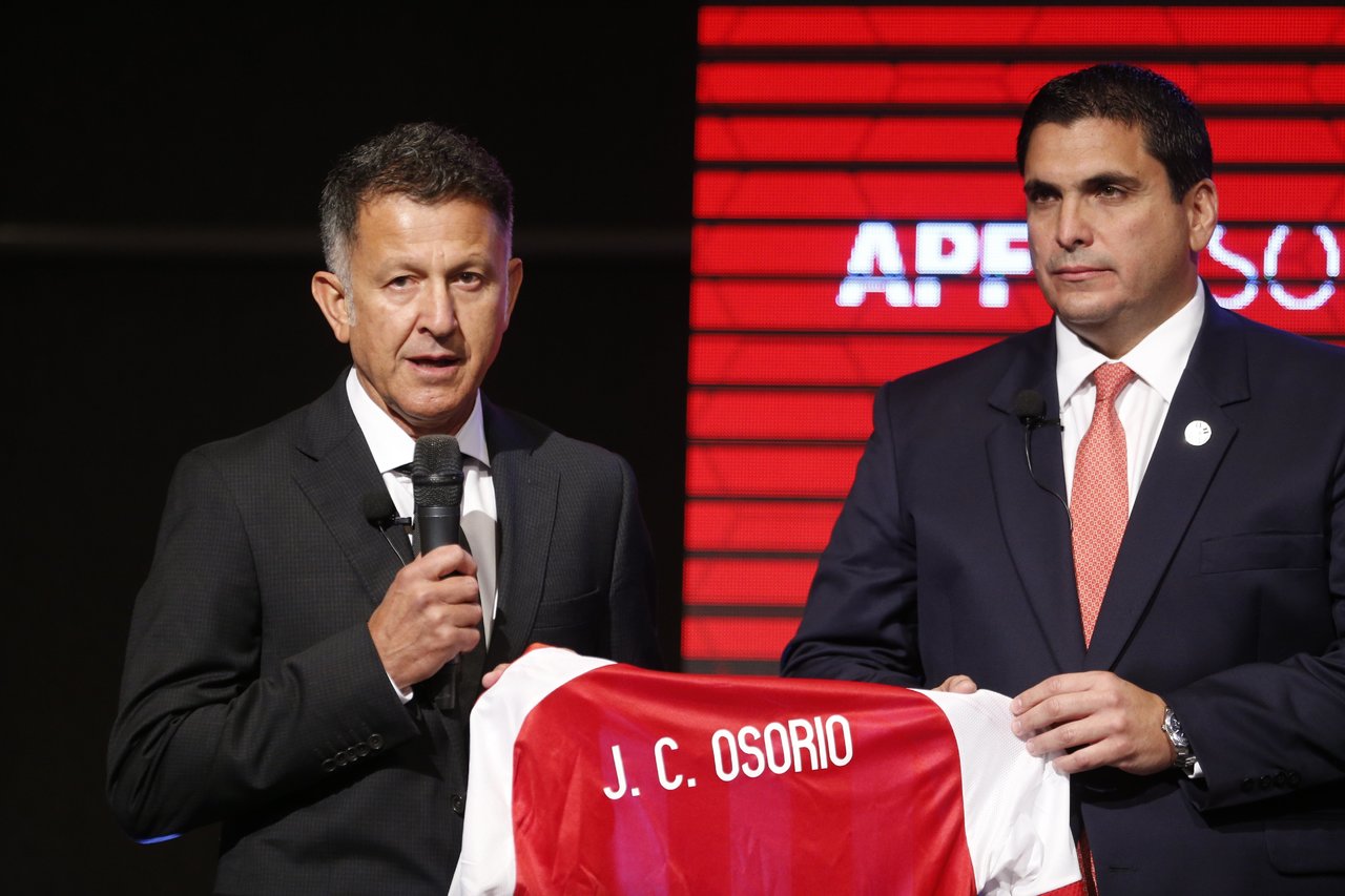El nuevo técnico de Paraguay, el colombiano Juan Carlos Osorio, en su presentación ante la prensa en Asunción.