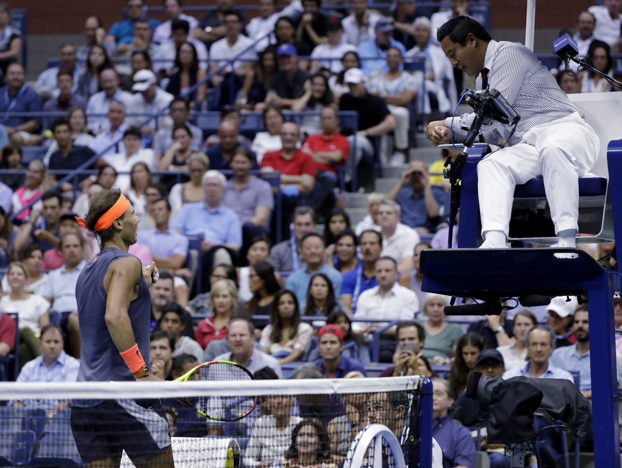 El español Rafael Nadal se acercó al juez para reclamarle por lo que consideró una mala marcación, poco antes de retirarse del partido semifinal contra Del Potro.