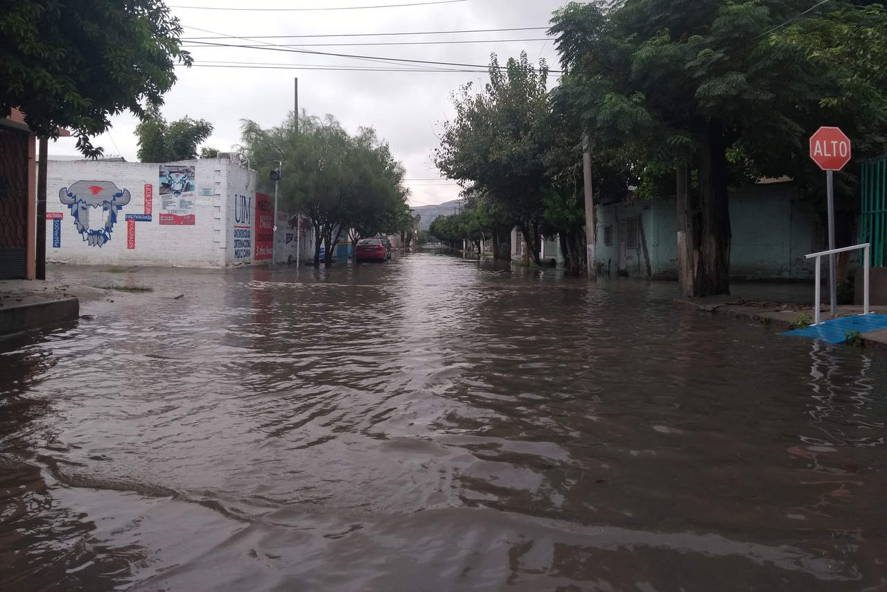 Afectada. La zona más afectada fue el cruce de la calle Chihuahua y la avenida Ortiz de Zárate hasta la Ocampo, por la lluvia. (EL SIGLO DE TORREÓN)