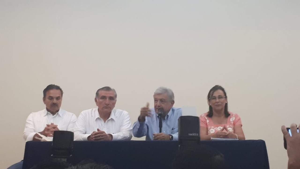 En la reunión a puerta cerrada, López Obrador explicó a los petroleros su plan para rescatar a la industria. (ESPECIAL)