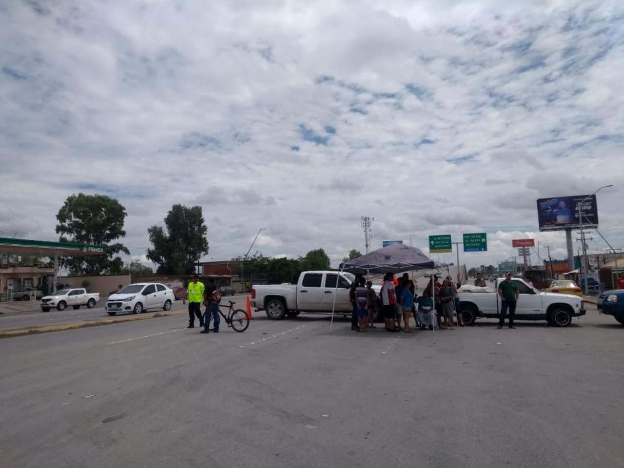 Por lo menos cinco bloqueos se registran esta tarde en diversos puntos del oriente de Torreón, esto debido a las afectaciones derivadas de las intensas lluvias en la región. (EL SIGLO DE TORREÓN)