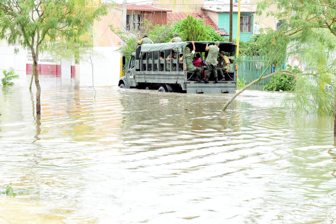 En camiones fueron evacuados de la zona inundada. (JESÚS GALINDO) 

