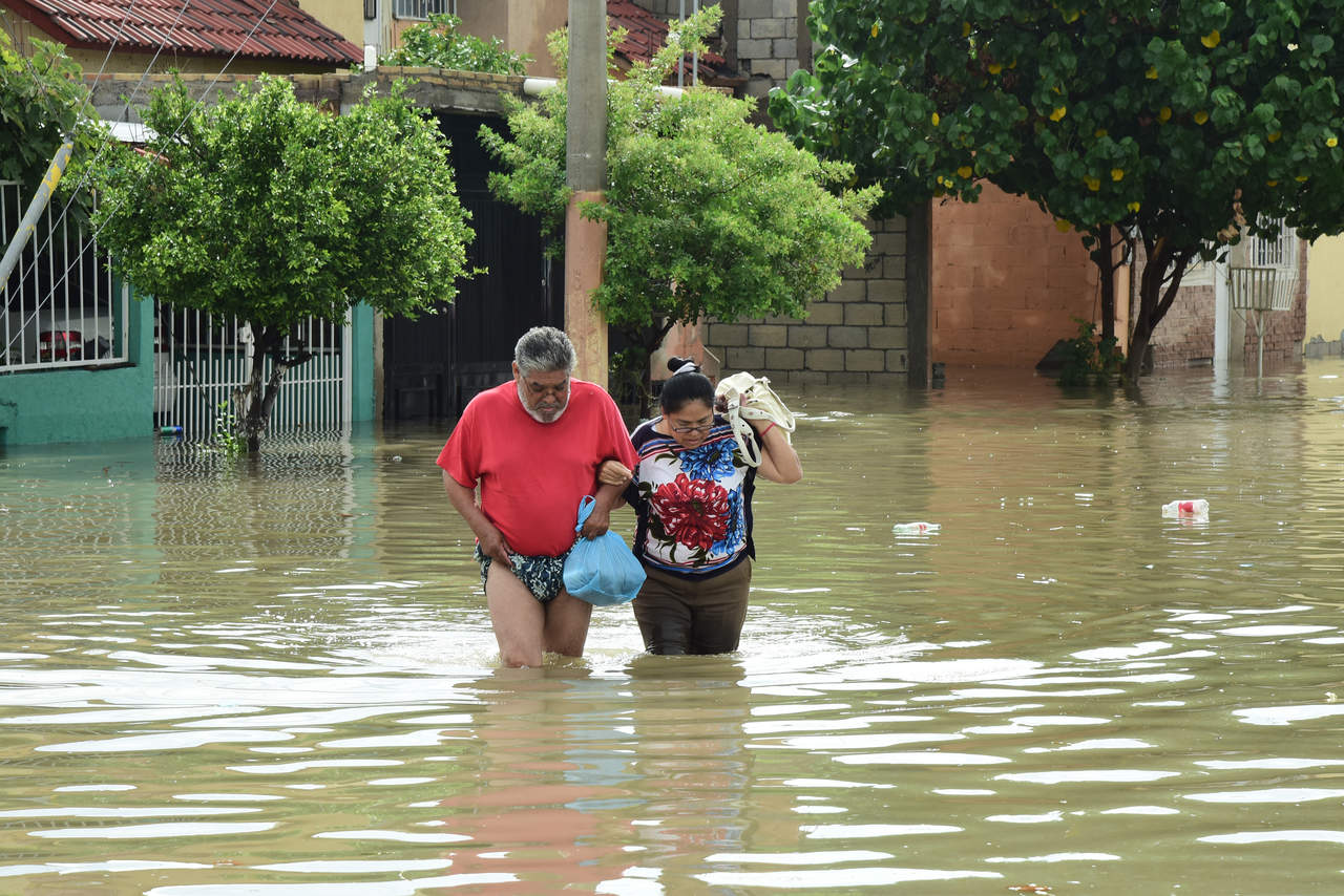 Habitantes tuvieron que dejar sus casas ante la inundación. (JESÚS GALINDO) 