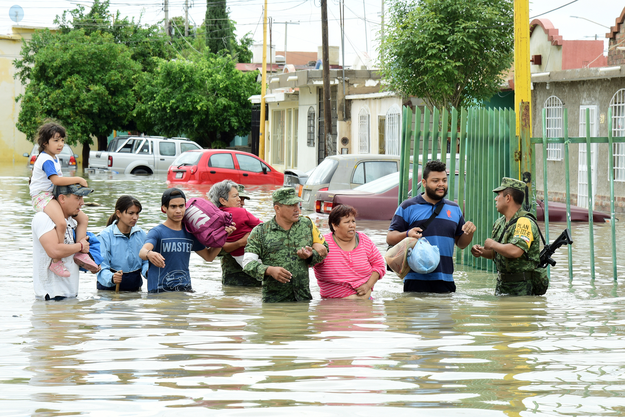 Evacuación. Ejército ayuda a familias de Residencial del Norte a abandonar sus domicilios por el nivel que alcanzó el agua.