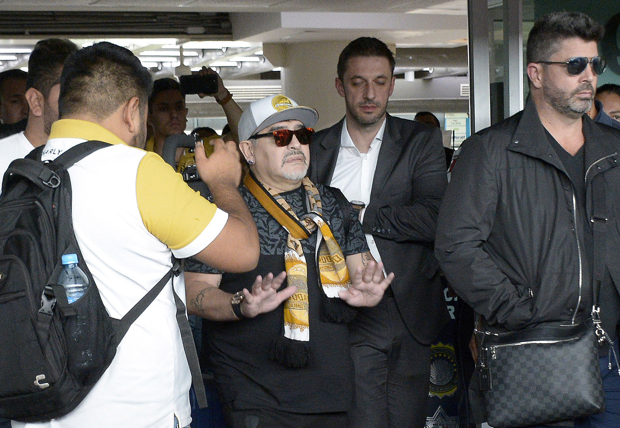 El argentino Diego Armando Maradona (c) llegó ayer al Aeropuerto Internacional en la ciudad de Culiacán, en el estado de Sinaloa. Maradona llegó de buen ánimo a la Ciudad de México, su primera escala en el país. (EFE)
