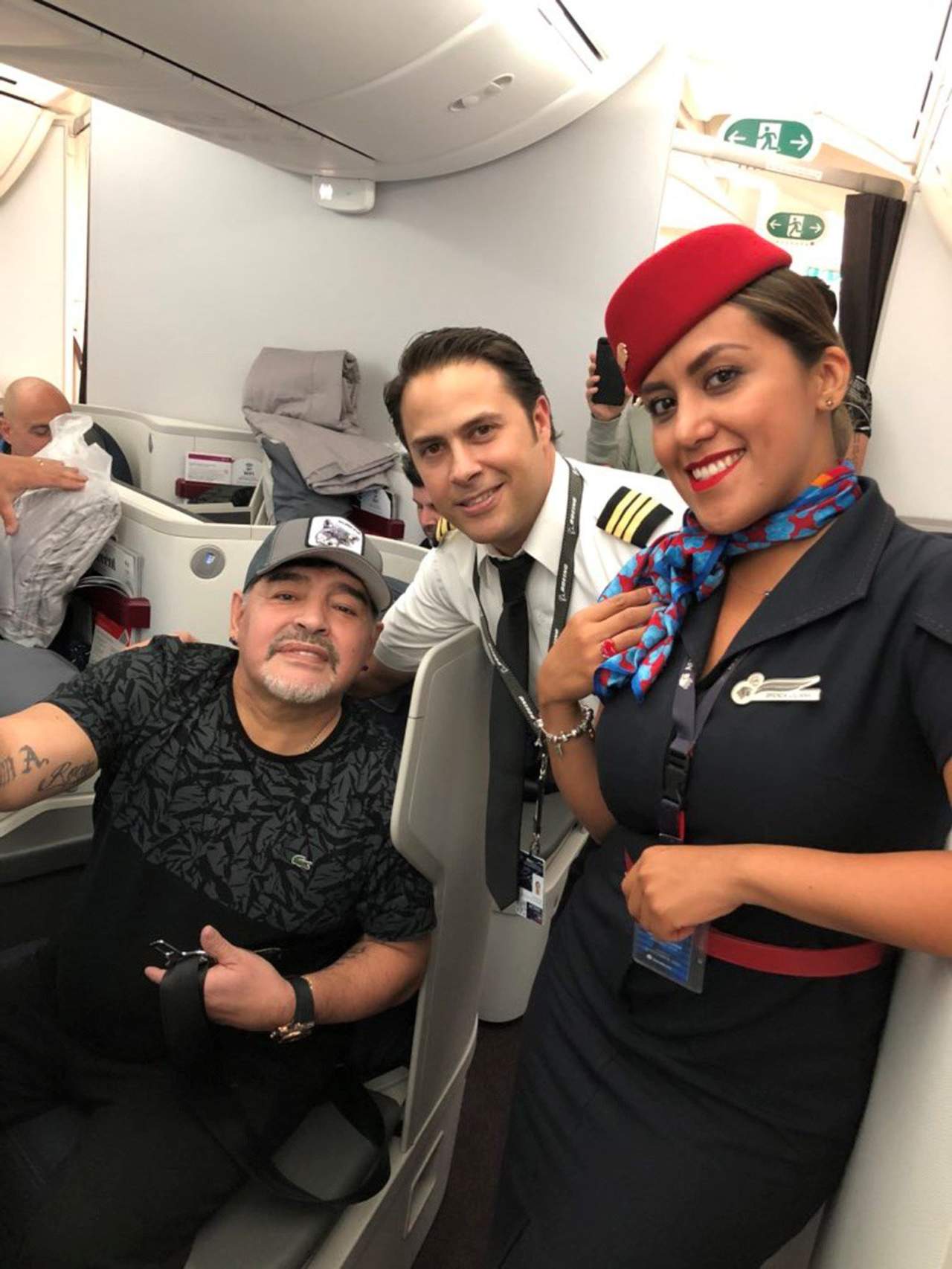 El argentino Diego Armando Maradona accedió a tomarse fotografías con el piloto y sobrecargo del avión que lo transportó.
