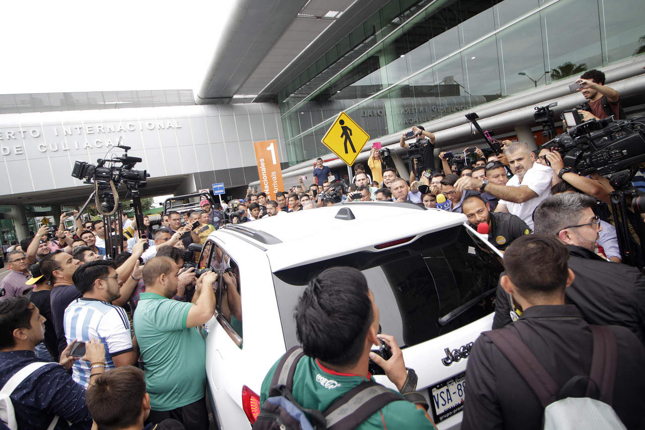 Un tumulto de personas rodean el vehículo que lleva al nuevo entrenador de los Dorados de Sinaloa, a su llegada a Culiacán. (EFE)