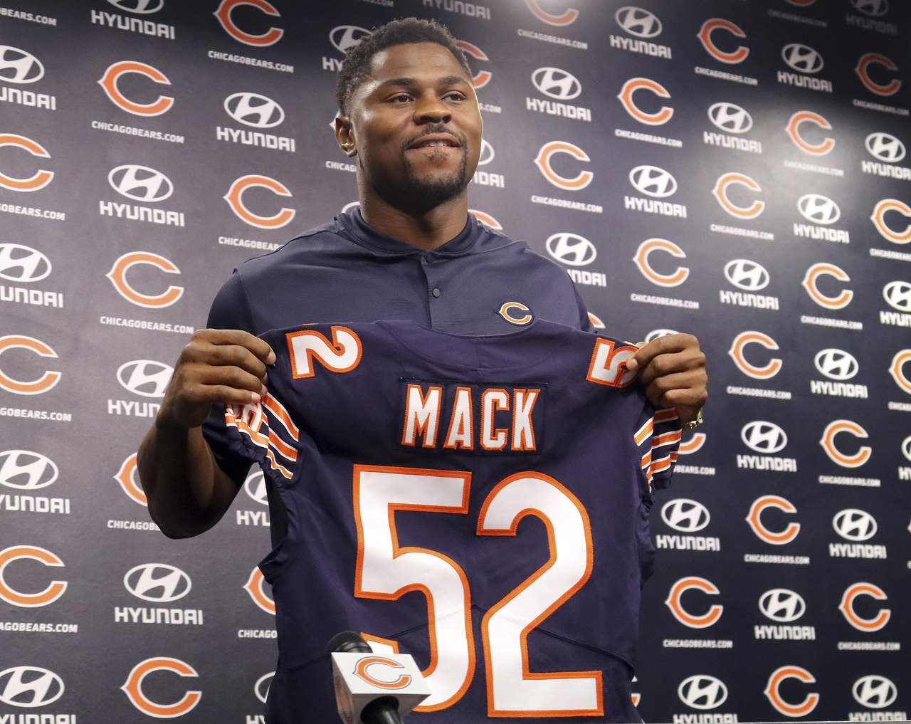 Khalil Mack, el jugador defensivo mejor pagado de la NFL, y reciente contratación de los Bears podría debutar hoy con su nuevo equipo. (AP)
