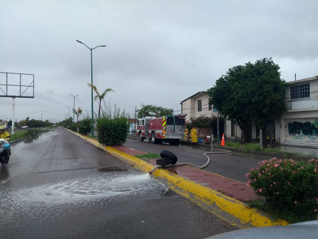 Realizan extracción de agua y basura en colonias de Gómez Palacio