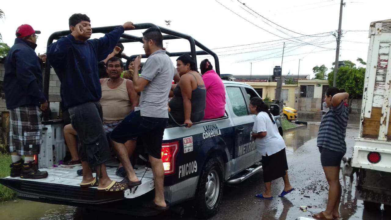 Familias de la colonia Santiago Ramírez están siendo evacuadas ante la contingencia. (FERNANDO COMPEÁN) 