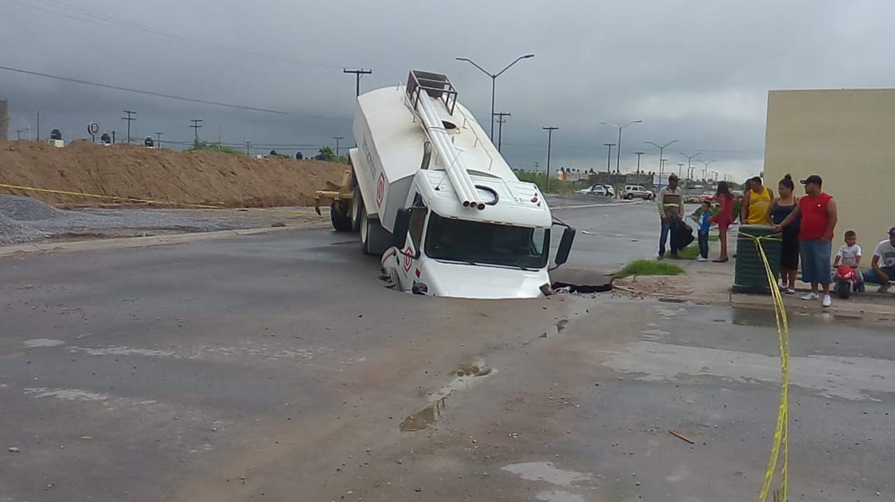 Camión queda atorado en socavón en Torreón