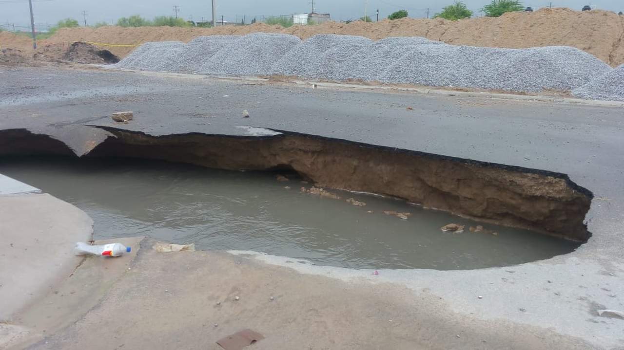 Camión queda atorado en socavón en Torreón