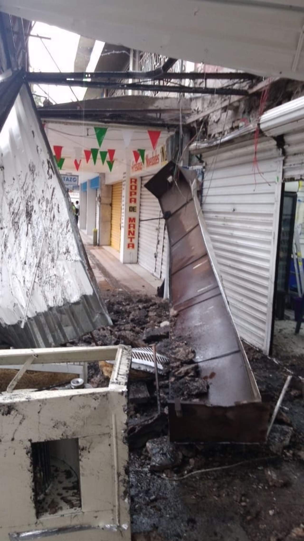 Un segundo derrumbe se registró en el sector centro del municipio, sobre la avenida Juárez entre Múzquiz y Ramos Arizpe, donde un techo de lámina ubicado el exterior de un local comercial se cayó.  (EL SIGLO DE TORREÓN) 