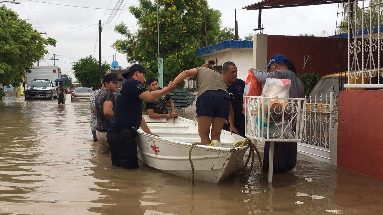 Evacuan a las familias en lanchas de la Cruz Roja en la colonia Santiago Ramírez. (VERÓNICA RIVERA) 