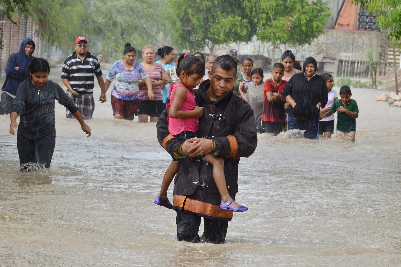 Derivado de la contingencia por las lluvias, se suspenden este lunes las clases en Torreón. (FERNANDO COMPEÁN)