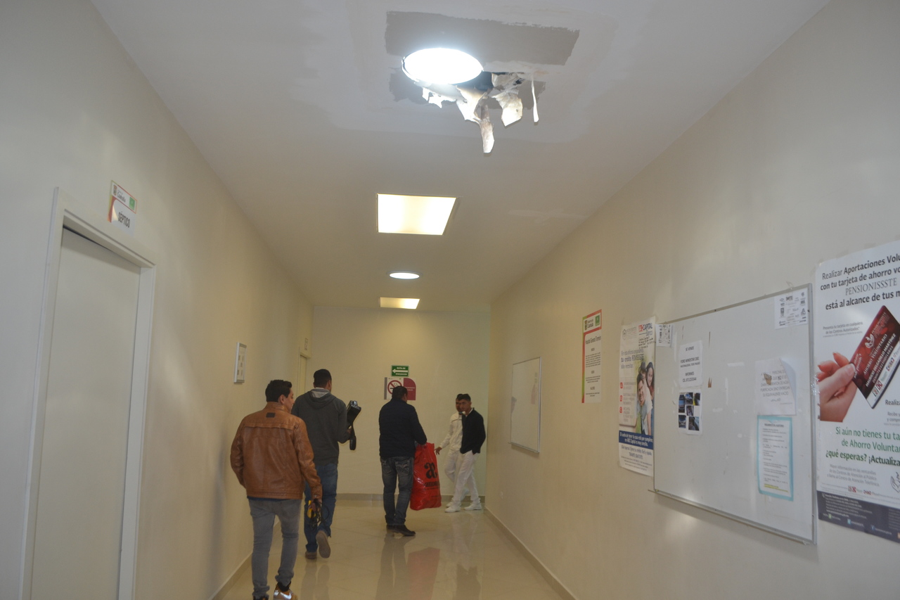 Infraestructura. El desprendimiento de los plafones ha sido una constante en el Hospital General de Torreón. (EL SIGLO DE TORREÓN)