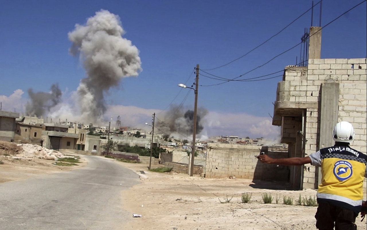 Intensos. Los bombardeos se intensificaron luego de que 58 personas murieron el sábado, incluidos 21 miembros del ejército sirio. (AP)