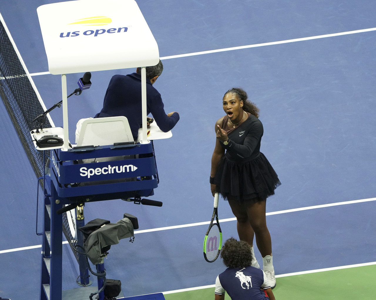 La tenista Serena Williams fue multada con 17 mil dólares por tres amonestaciones recibidas por parte del juez de silla Carlos Ramos, con quien discutió, en el Abierto de Estados Unidos.